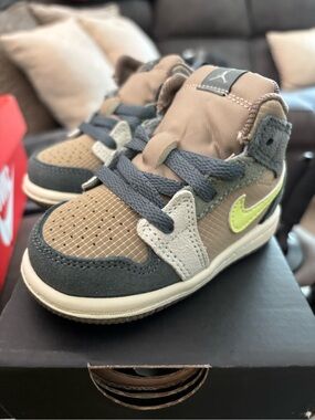 Nike baby dunks High-Top Sneakers in Brown, Gray and Lime 4c